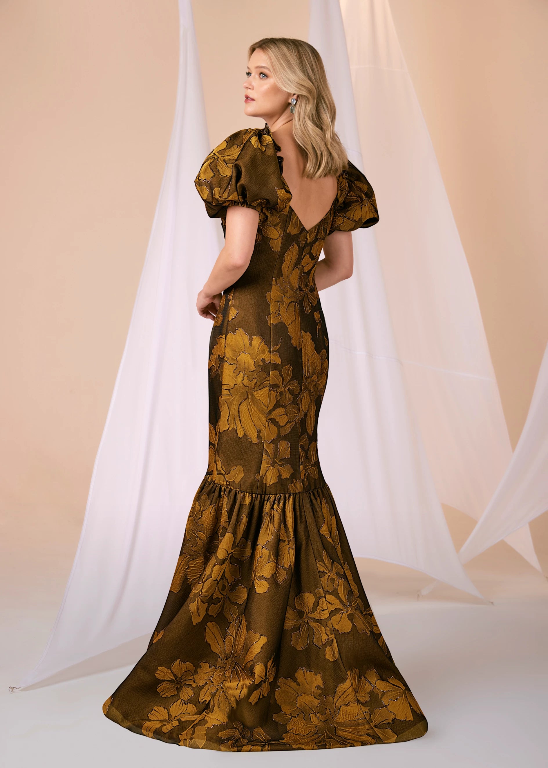 Ryan/Volumes/Anne Barge 2025/RECROP IMAGES/working images/JPG crops/Black Label/anne-barge-black-label-evening-ryan-1.webp