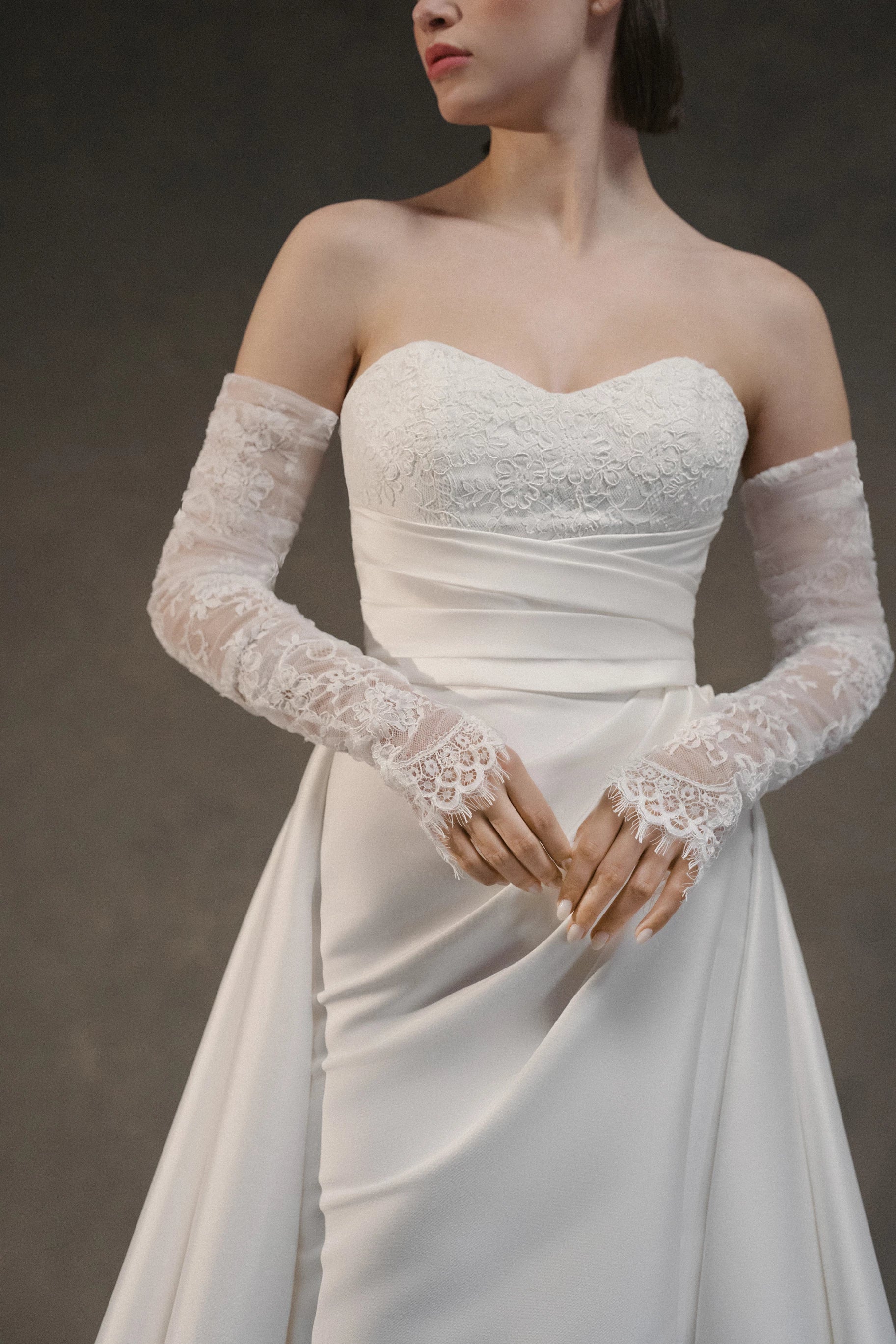 The Lila Gloves are fingerless gloves of Corded Lace in Silk White.
