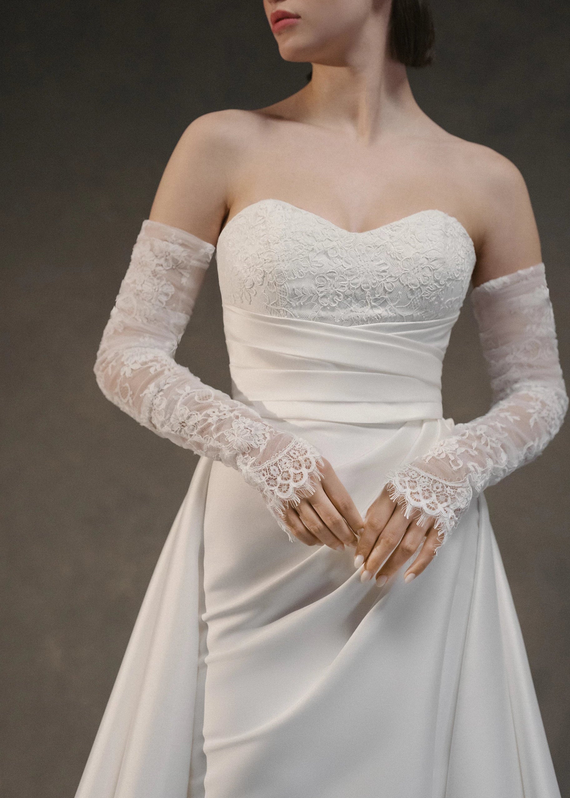 The Lila Gloves are fingerless gloves of Corded Lace in Silk White.