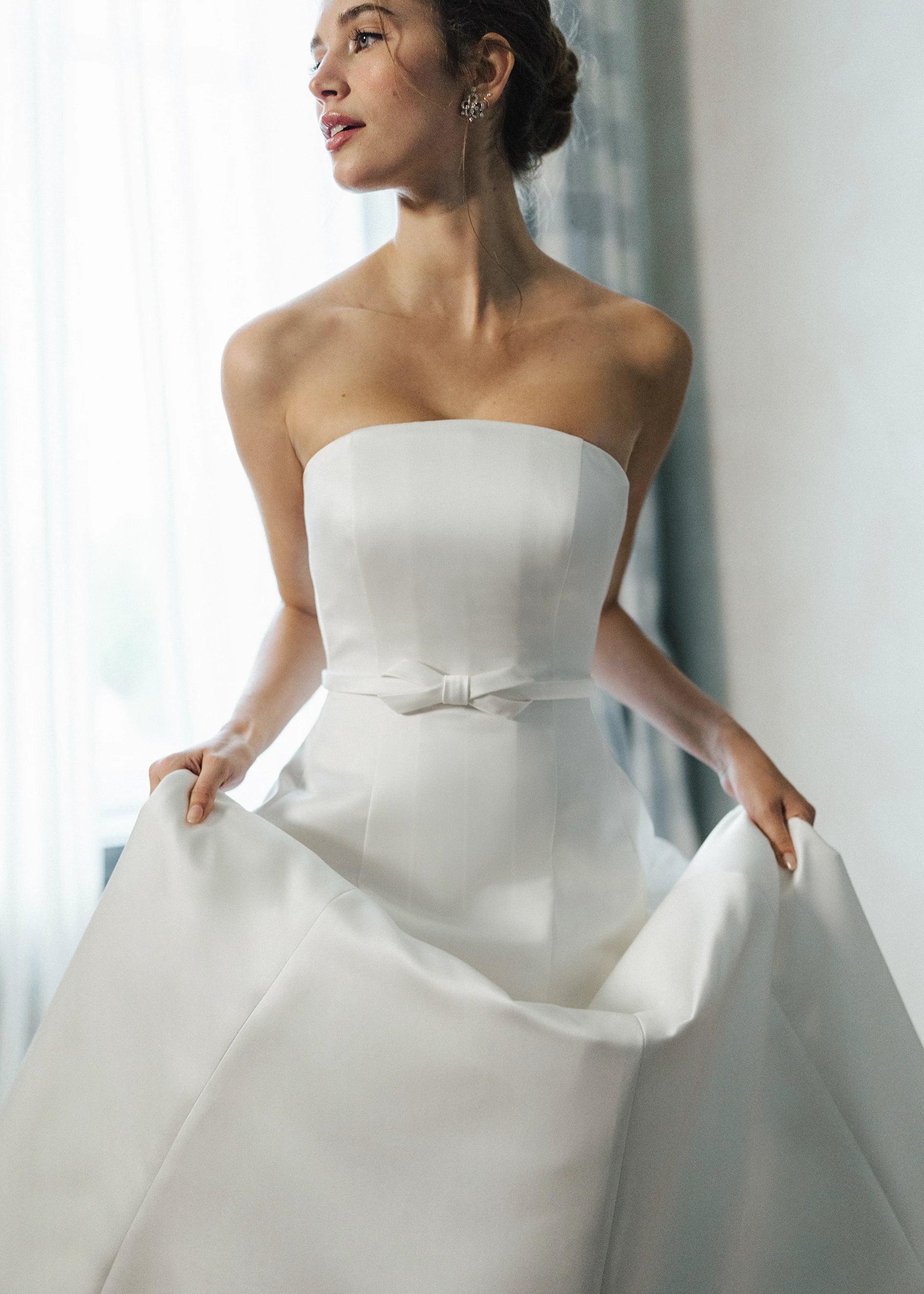 The Anne Barge Loyola Belt is a Faille-Back Satin wide belt with knotted bow at center in Silk White.