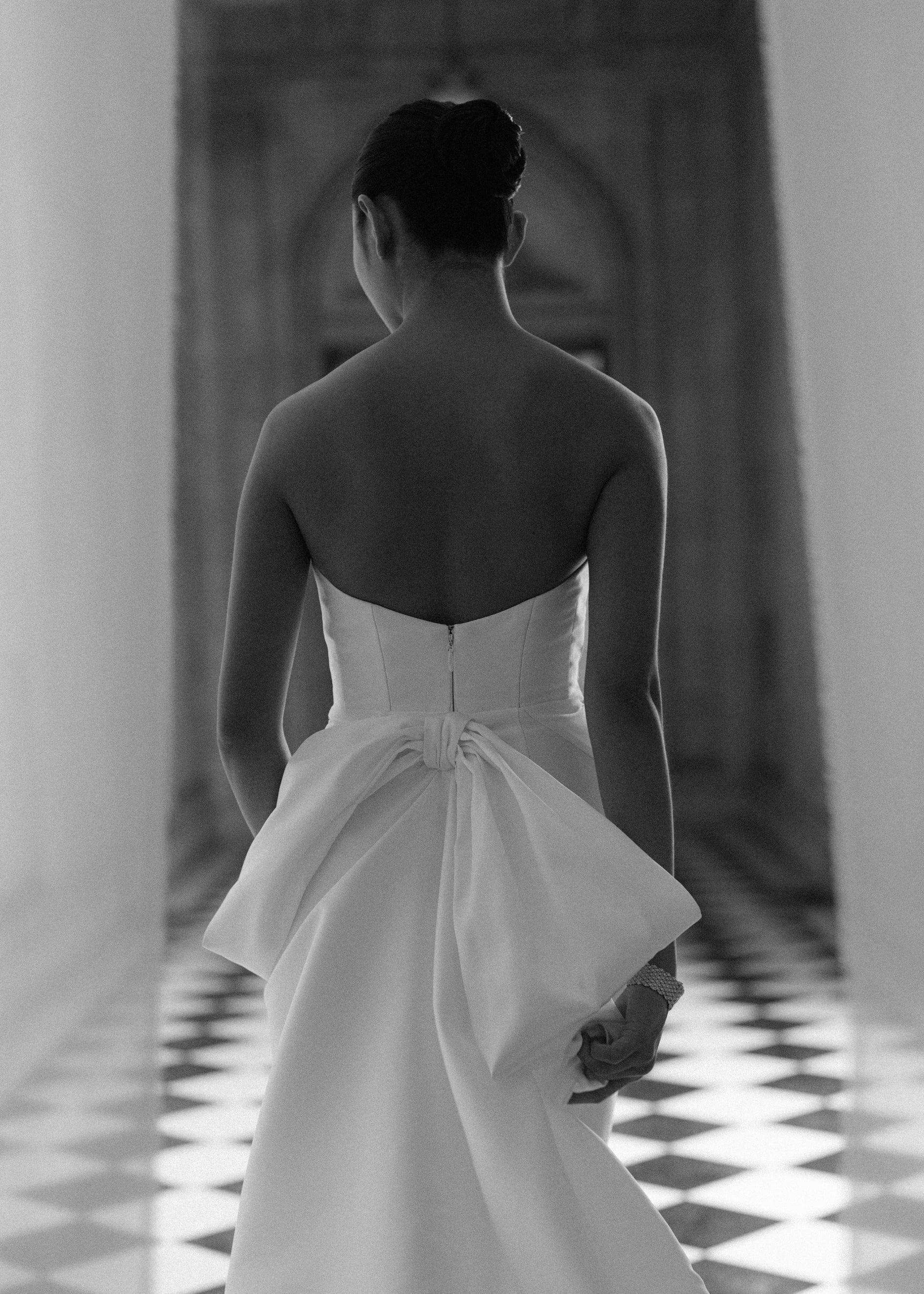 The Rodgers Bow by Anne Barge is a detachable bow of Mikado Scuba with symmetrical loops and train in Silk White.