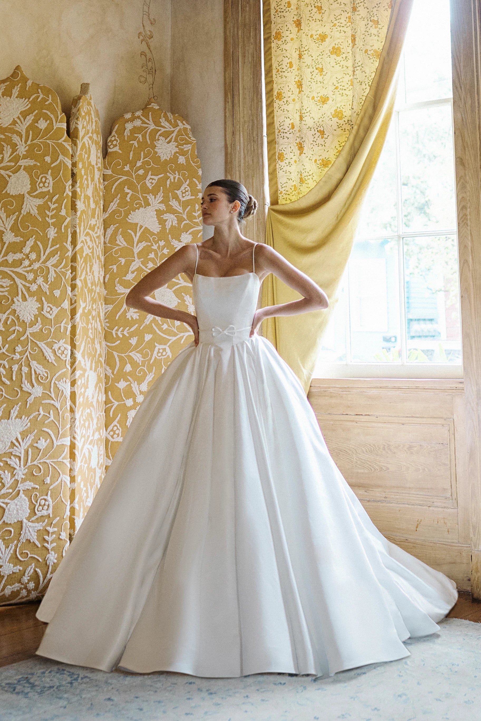 The Anne Barge Monde Belt is an Italian Satin thin belt with knotted bow at center in Silk White.