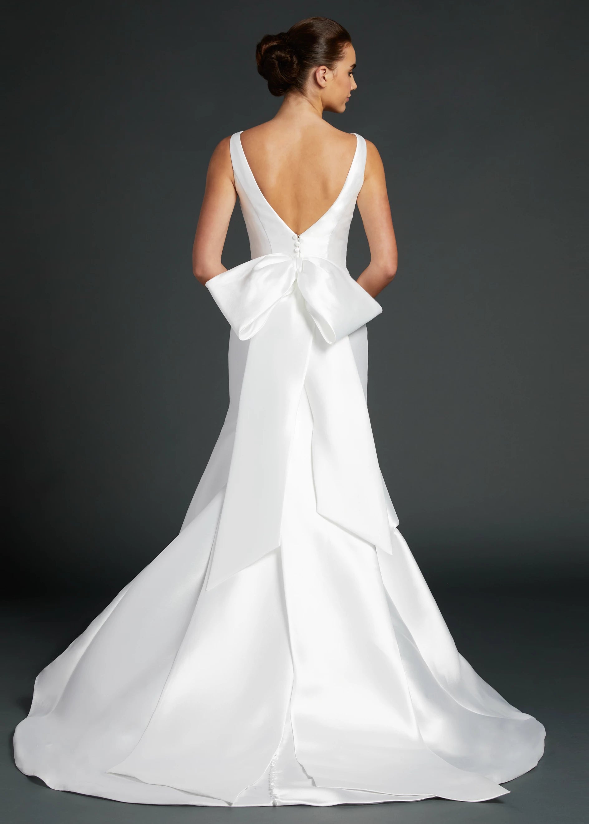The Blue Willow Foster Bow is a traditional oversized bow of Mikado with a double set of streamers in Silk White.