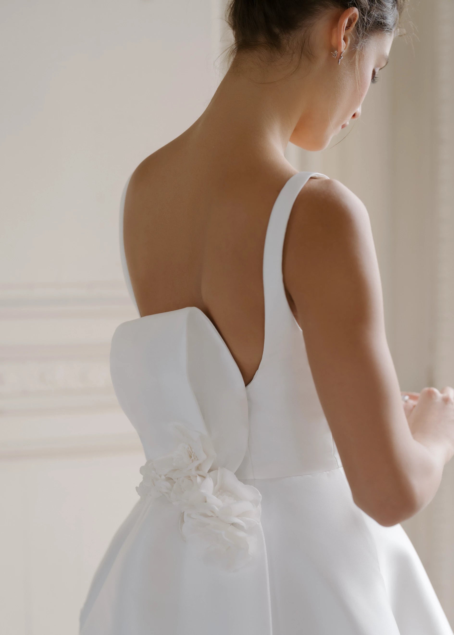 The Blue Willow Montgomery Bow is a single loop and tail bow, accented with 3D petals and florals of Soft Mikado in Bright White.