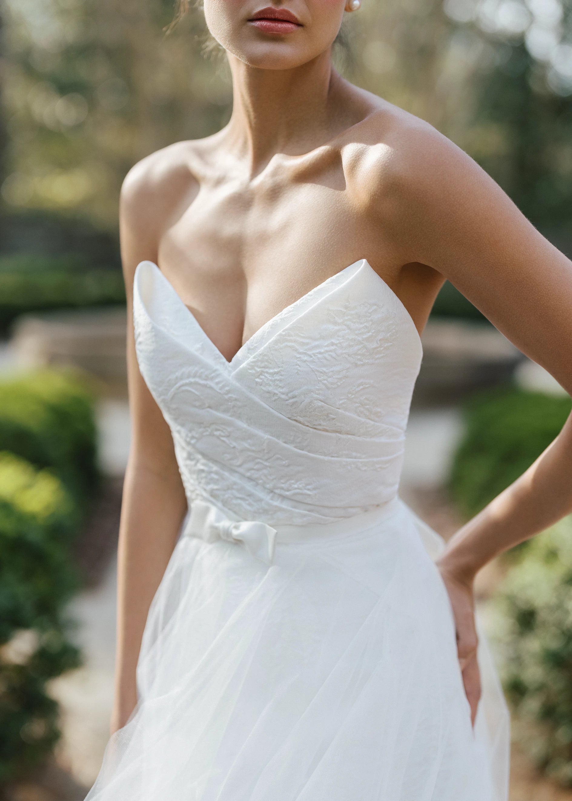 The Coretta Overskirt by Anne Barge is a Tulle overskirt with Silk Organza waistband featuring a tuxedo style bow in Silk White.