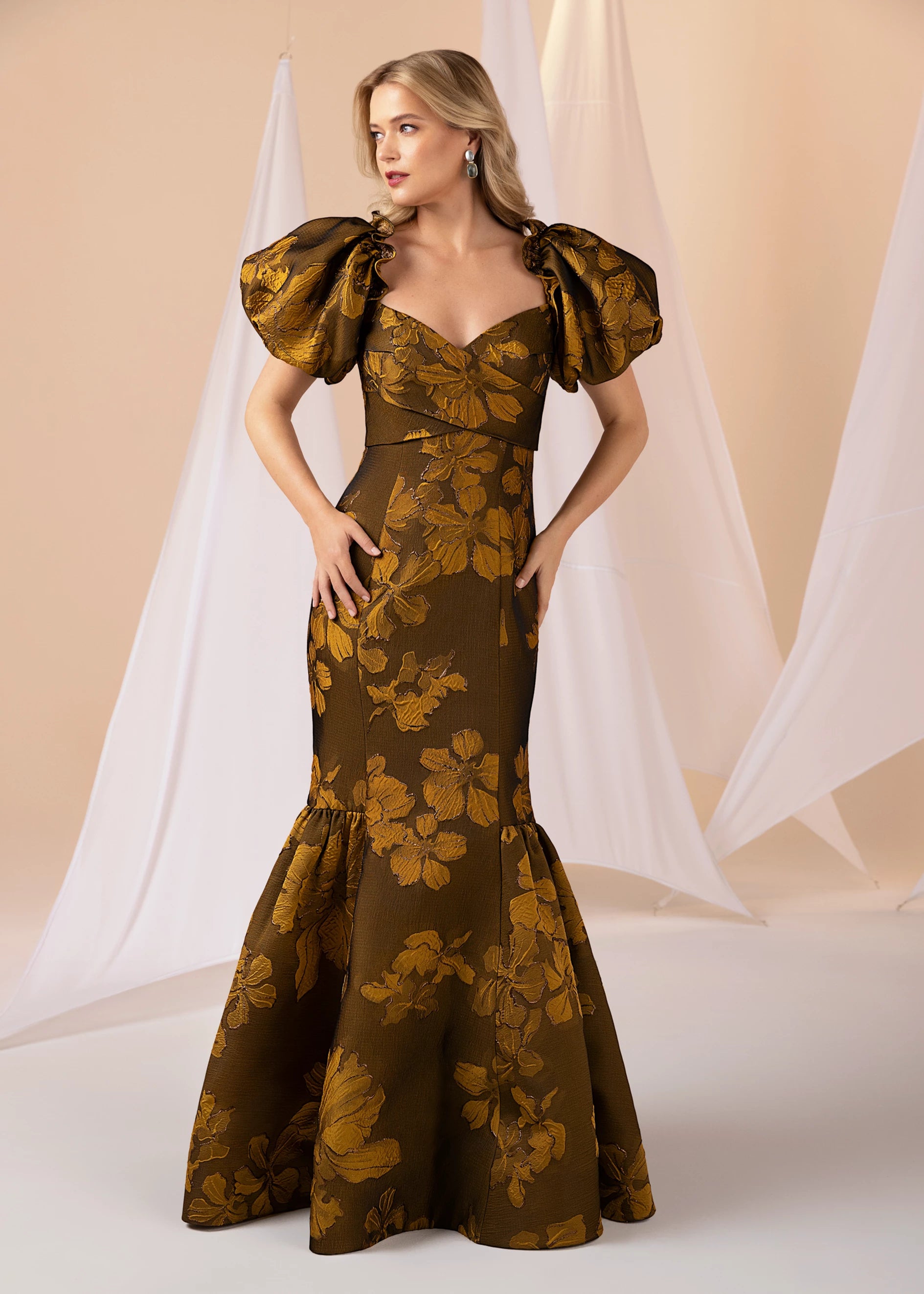 Ryan/Volumes/Anne Barge 2025/RECROP IMAGES/working images/JPG crops/Black Label/anne-barge-black-label-evening-ryan-1.webp