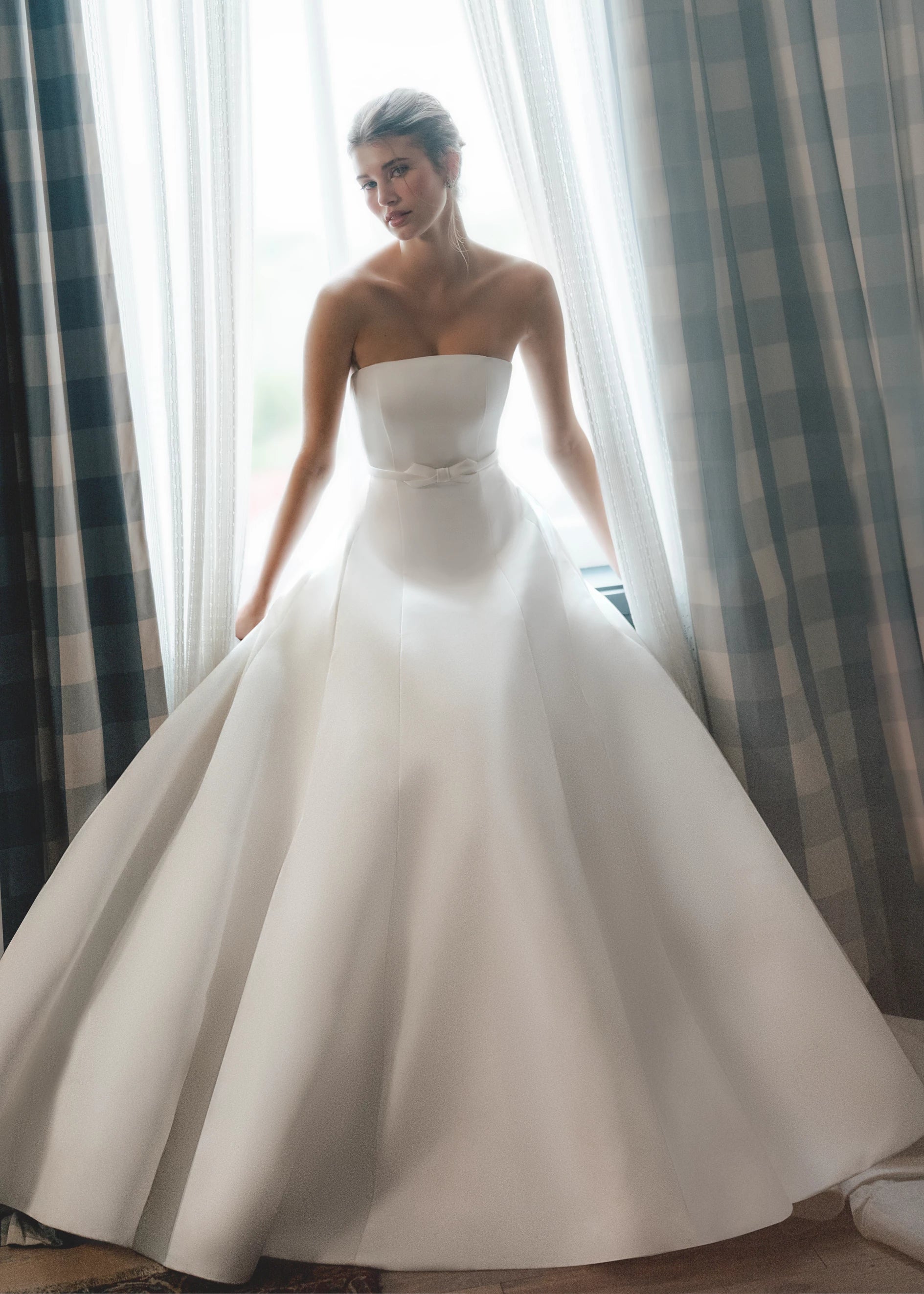 The Anne Barge Loyola Belt is a Faille-Back Satin wide belt with knotted bow at center in Silk White.