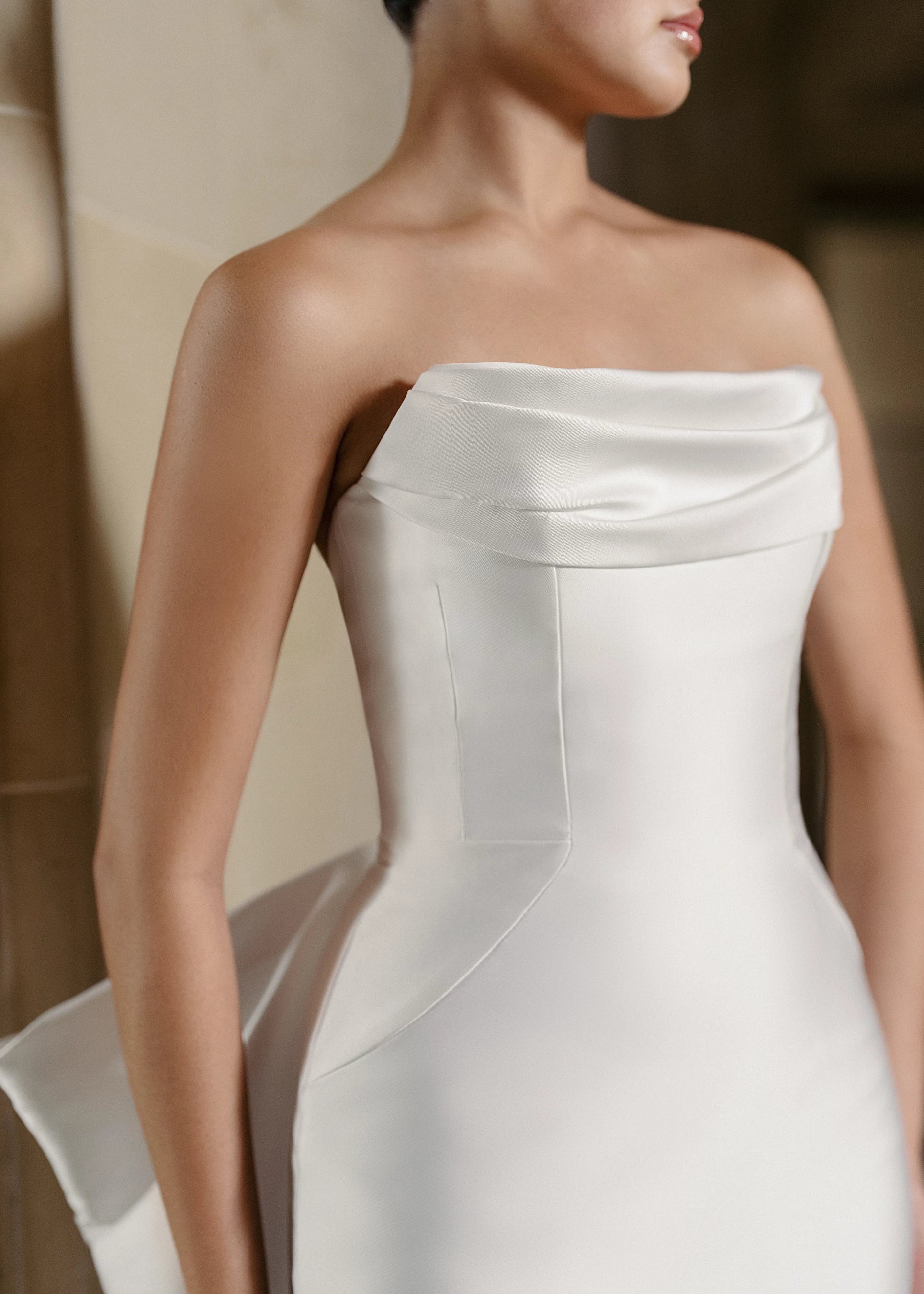 The Rodgers Bow by Anne Barge is a detachable bow of Mikado Scuba with symmetrical loops and train in Silk White.
