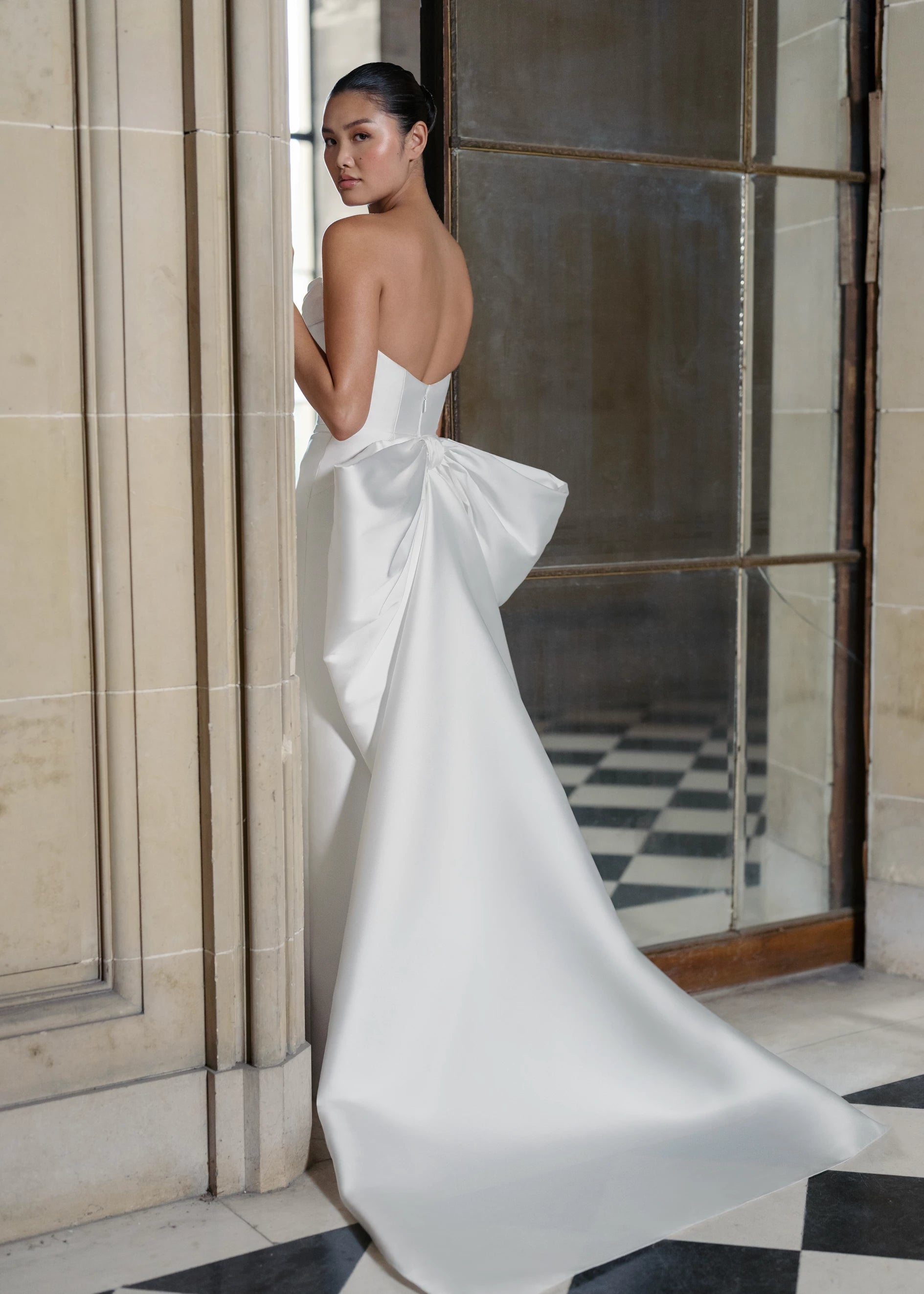 The Rodgers Bow by Anne Barge is a detachable bow of Mikado Scuba with symmetrical loops and train in Silk White.