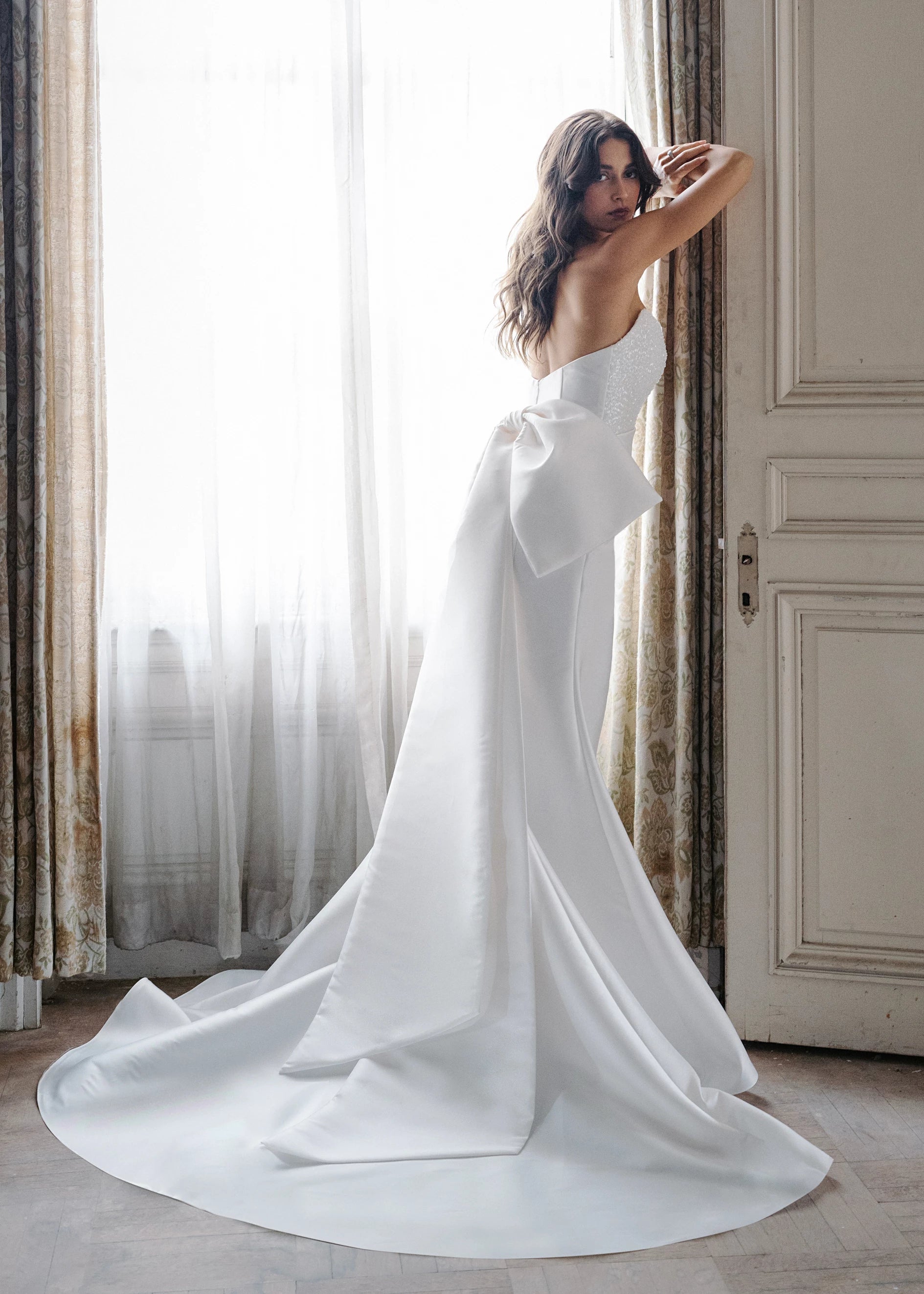 The Blue Willow Ella-Anne Bow is an asymmetric single-loop bow of Soft Mikado with two tails in Bright White.