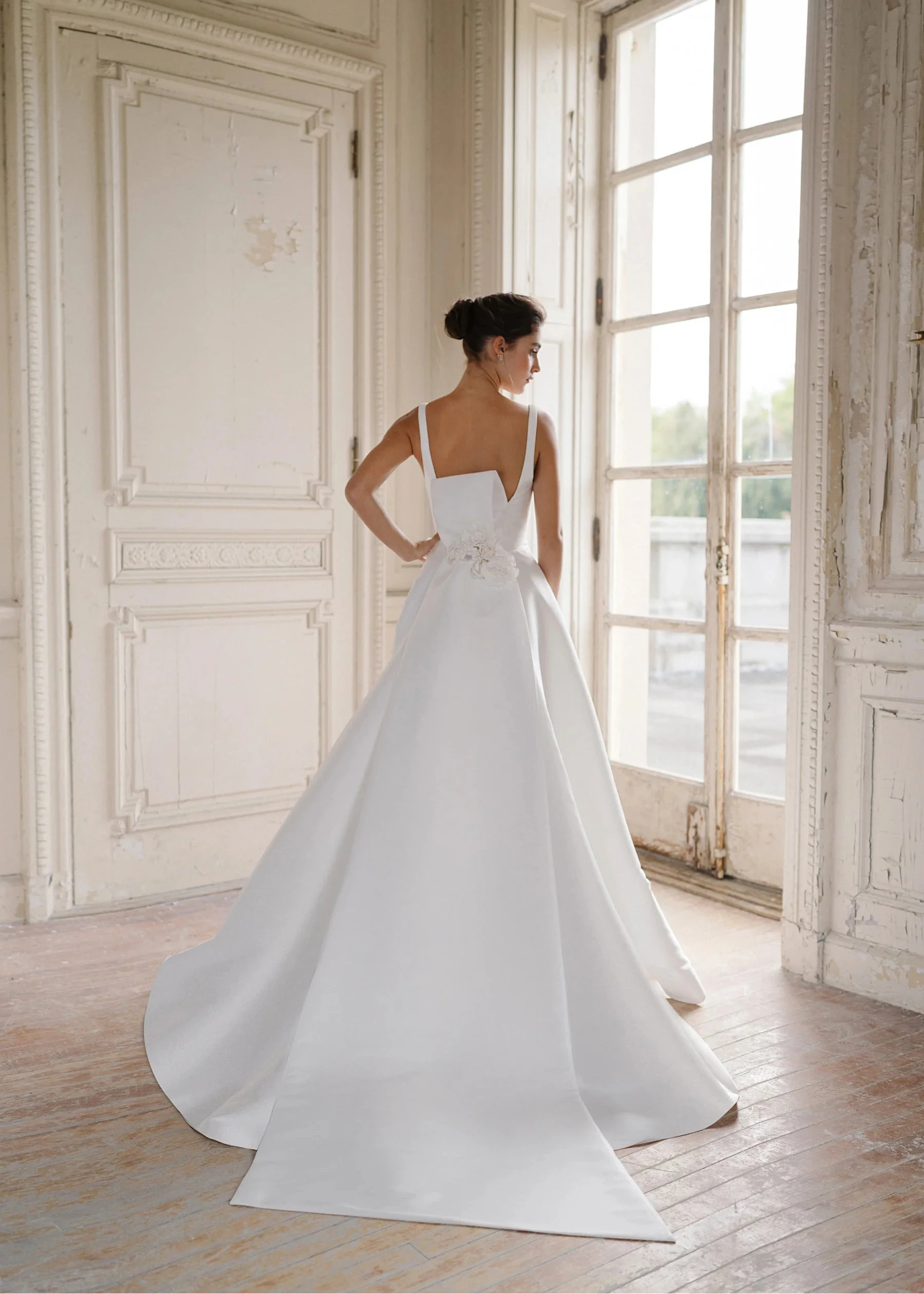 The Blue Willow Montgomery Bow is a single loop and tail bow, accented with 3D petals and florals of Soft Mikado in Bright White.