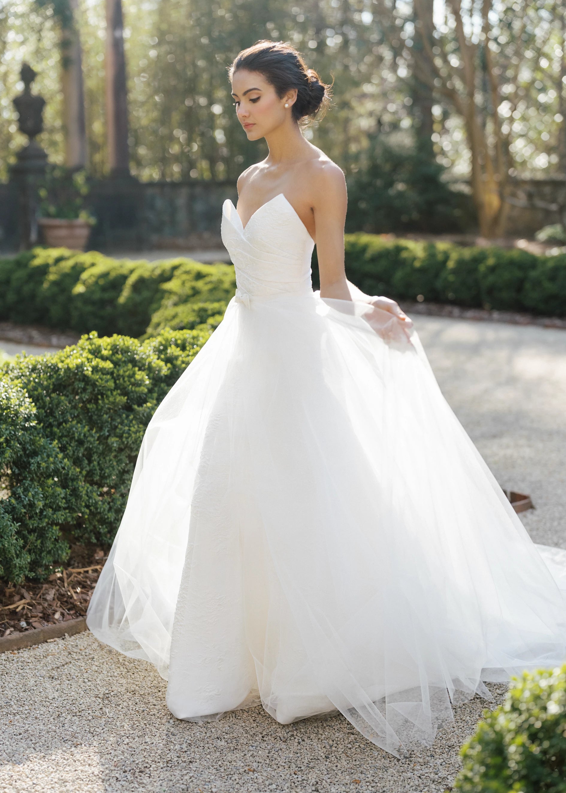 The Coretta Overskirt by Anne Barge is a Tulle overskirt with Silk Organza waistband featuring a tuxedo style bow in Silk White.