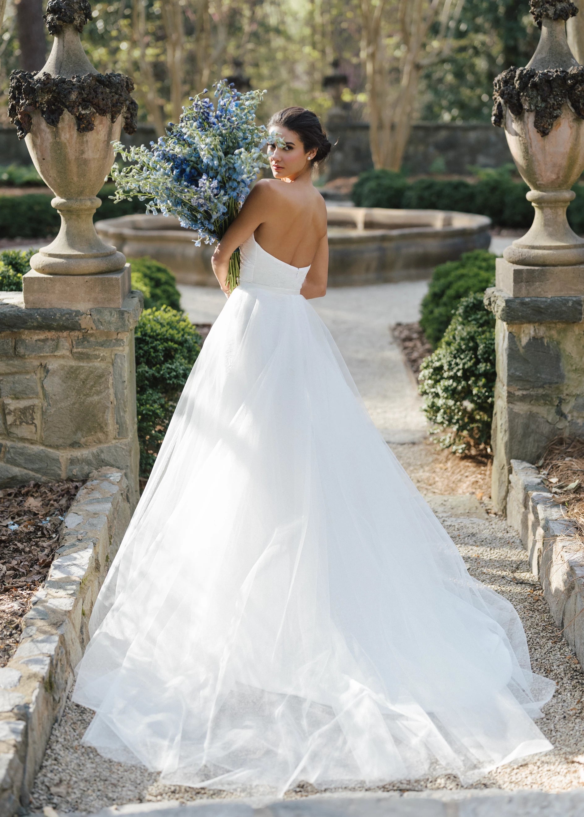 The Coretta Overskirt by Anne Barge is a Tulle overskirt with Silk Organza waistband featuring a tuxedo style bow in Silk White.