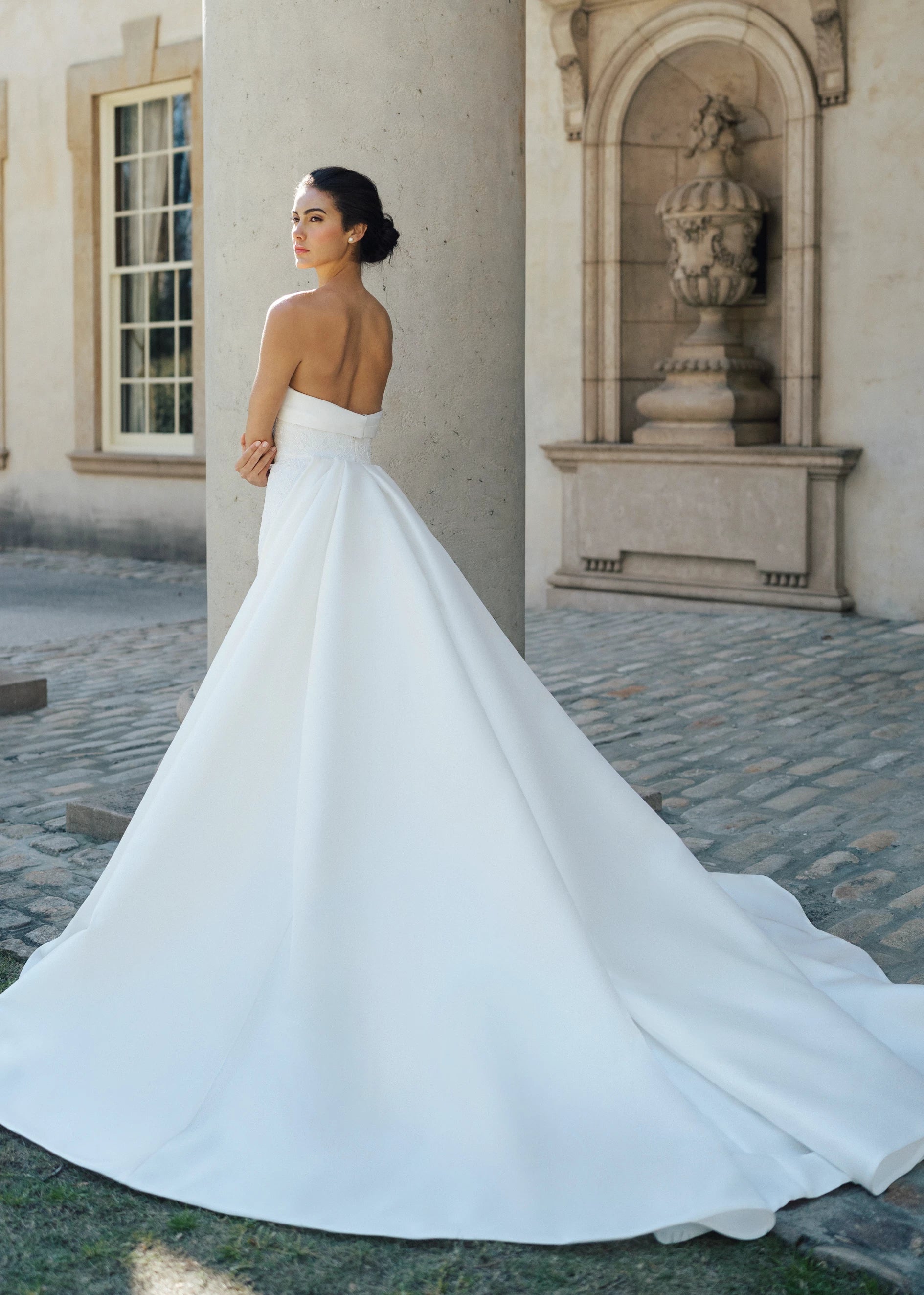 The Rhodes Train by Anne Barge is a box pleated detachable train of Kalika in Silk White.