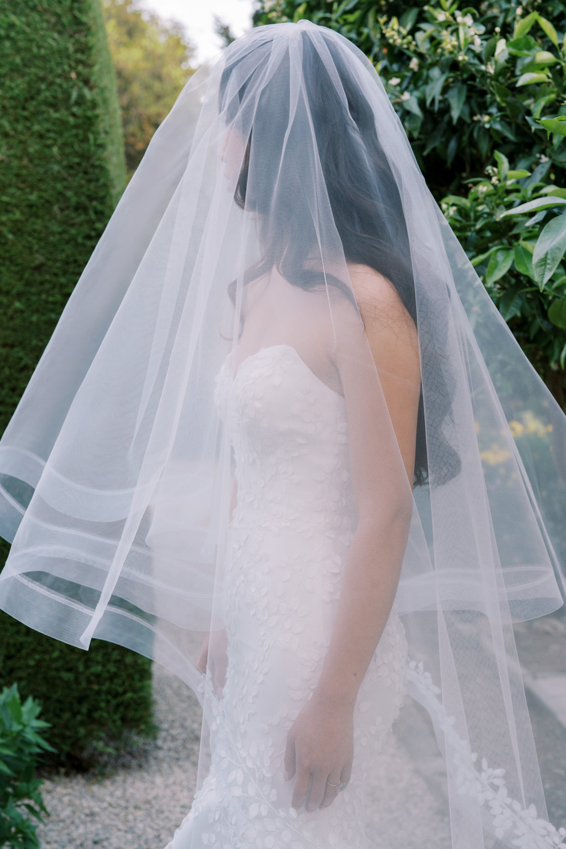 https://www.annebarge.com/cdn/shop/products/anne-barge-spring-2022-classic-wedding-dresses-fleur-de-lis-7_73b7775c-d0dd-475a-ae6f-c543513d8f5f.jpg?v=1643824018
